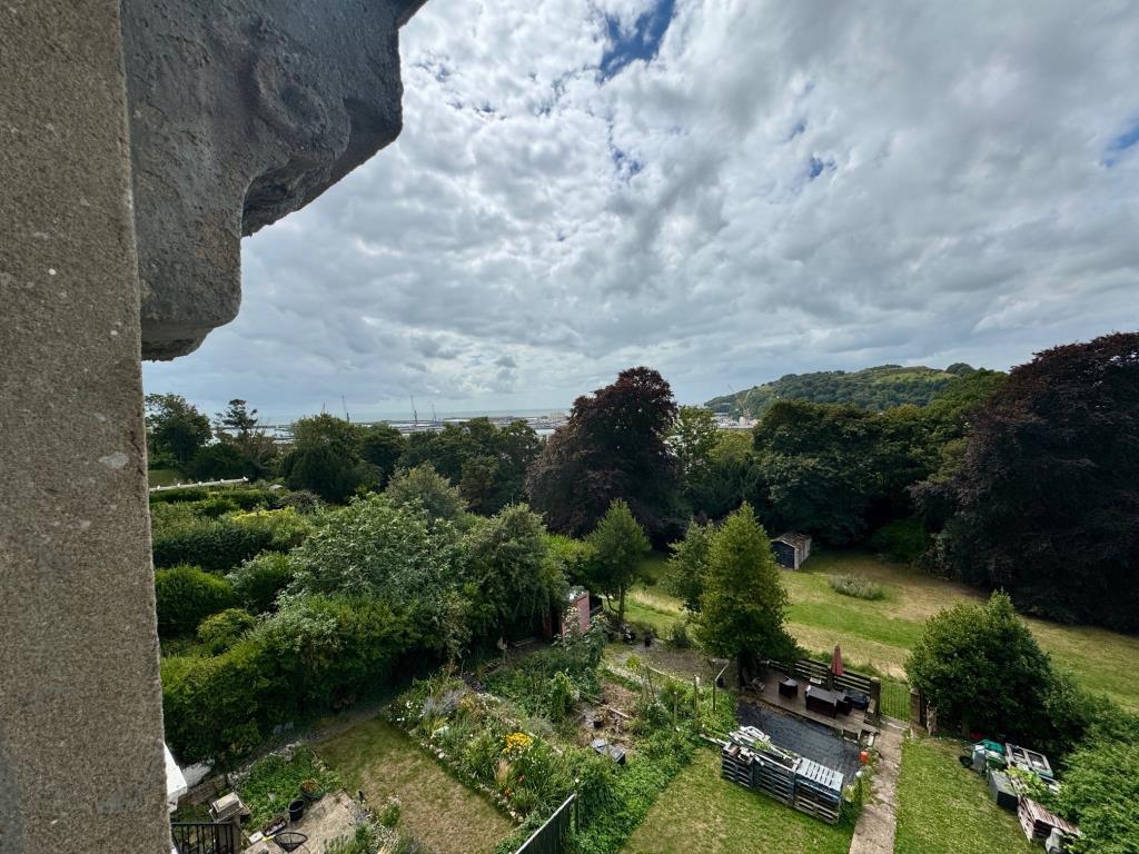 Lot: 53 - THREE-BEDROOM APARTMENT IN PERIOD BUILDING - View from Living room toward the sea